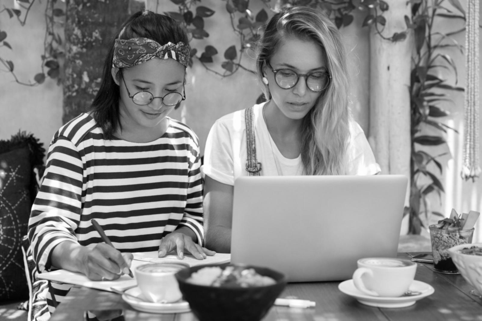 Teilnehmer arbeiten gemeinsam an digitalen Verwaltungskonzepten in modernem Lernumfeld